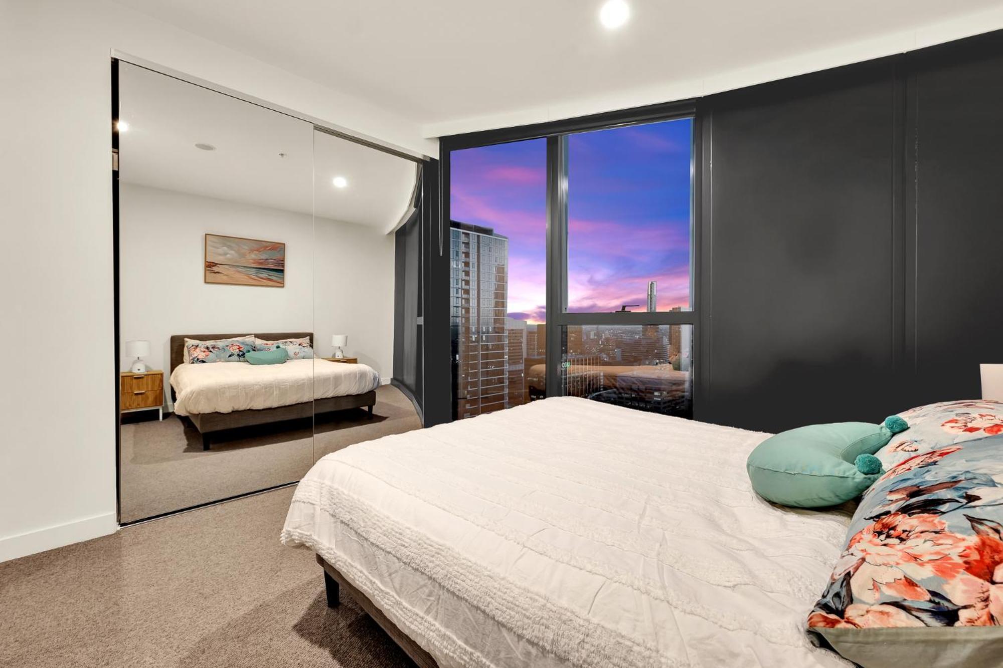 49th Floor Escape With Stunning Views *