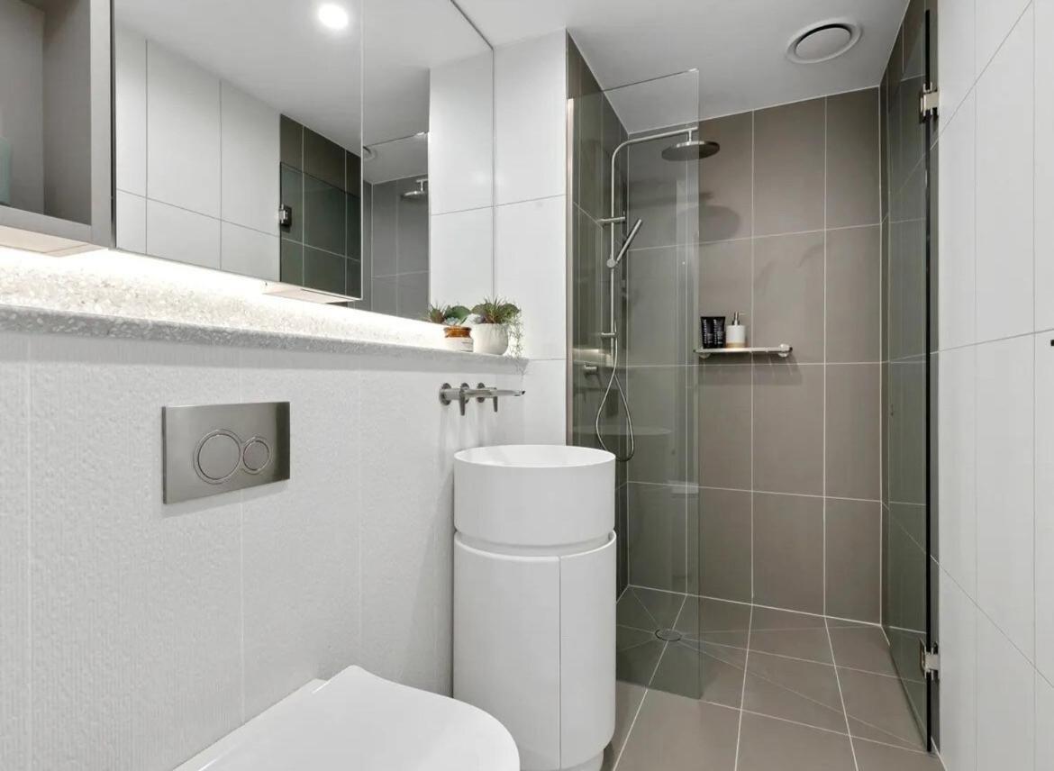 Cbd 3 Bedroom Luxury Pool Sauna Park Melbourne