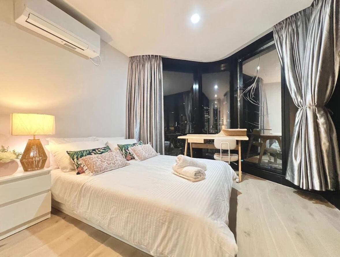 Cbd 3 Bedroom Luxury Pool Sauna Park Apartment