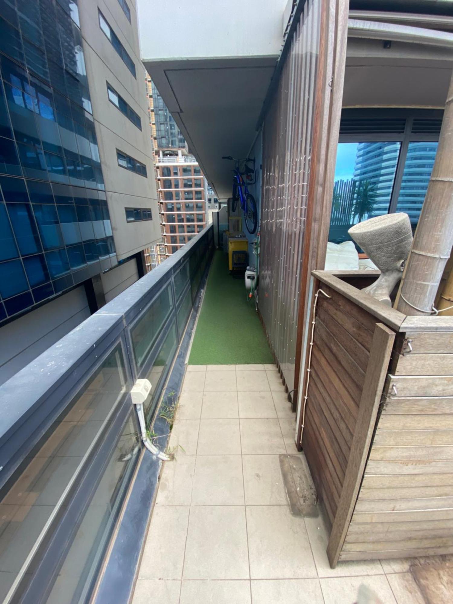 Apartment Luxury Next To Large Private Balcony With Views Melbourne