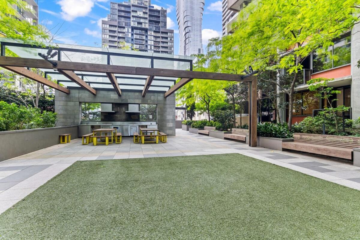Centre Getaway Pool, Gym & Netflix Apartment *
