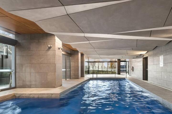 Centre Getaway Pool, Gym & Netflix Apartment Melbourne