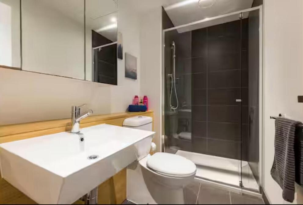 Centre Getaway Pool, Gym & Netflix Apartment *