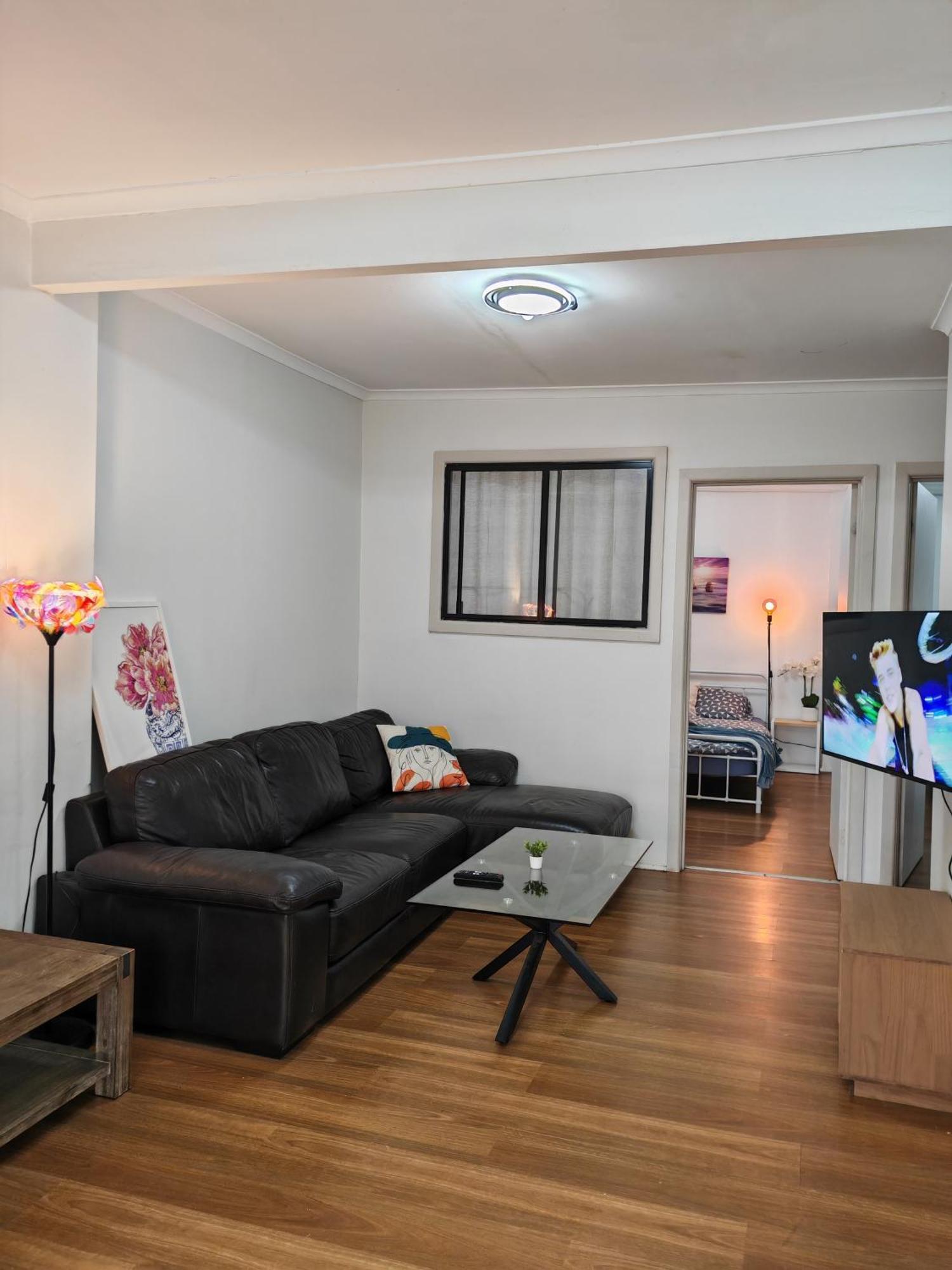 Cozy - 15 Mins To Airport & 500m To Train Apartment