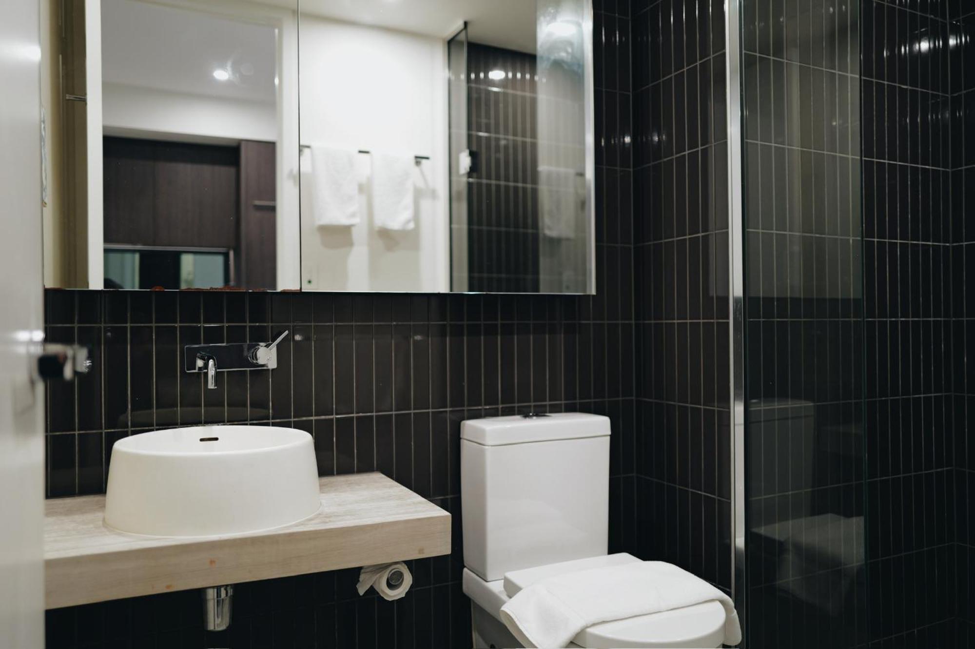 Apartment Modern Getaway - Pool, & Sauna Melbourne