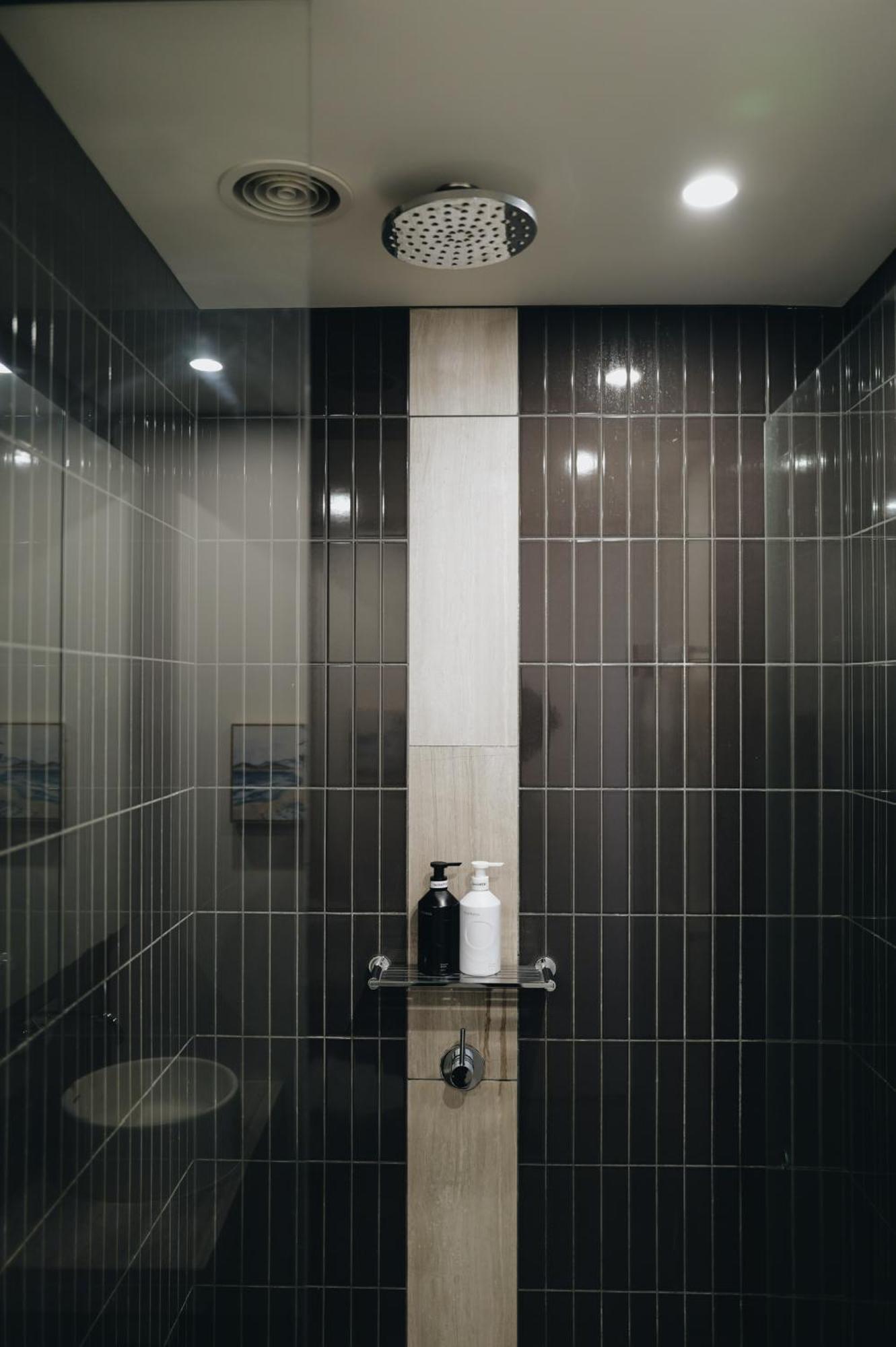 Modern Getaway - Pool, & Sauna Apartment *