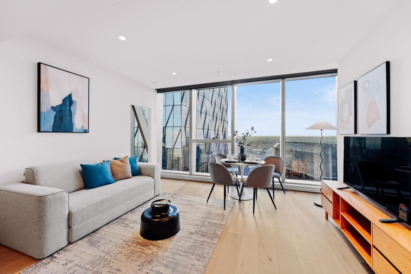 Lux Cbd Escape 2br With Pool Gym Sauna Apartment *
