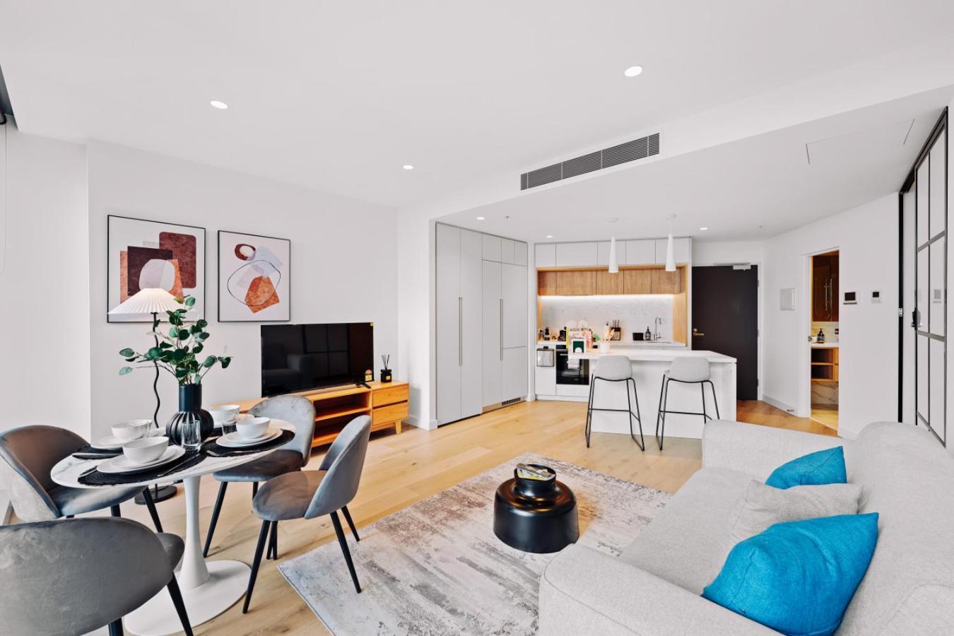 Lux Cbd Escape 2br With Pool Gym Sauna Apartment
