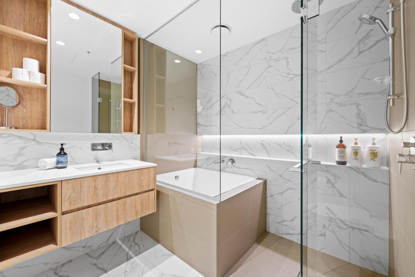 Lux Cbd Escape 2br With Pool Gym Sauna Apartment *