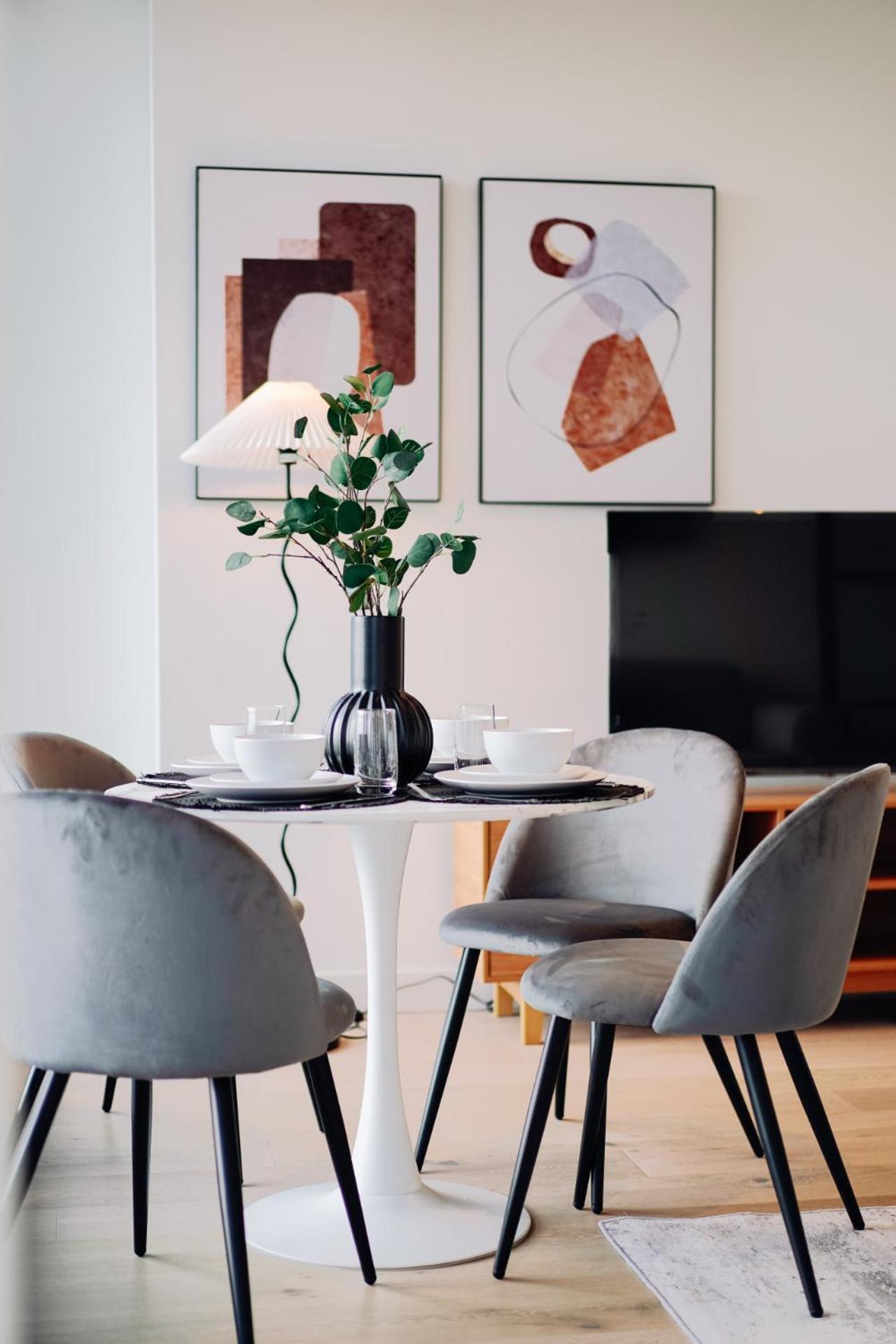 Lux Cbd Escape 2br With Pool Gym Sauna Melbourne
