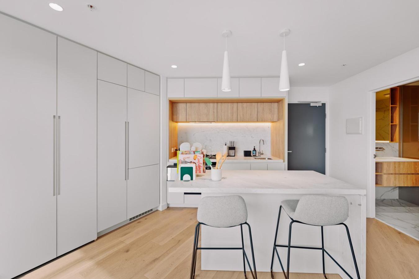 Lux Cbd Escape 2br With Pool Gym Sauna Melbourne