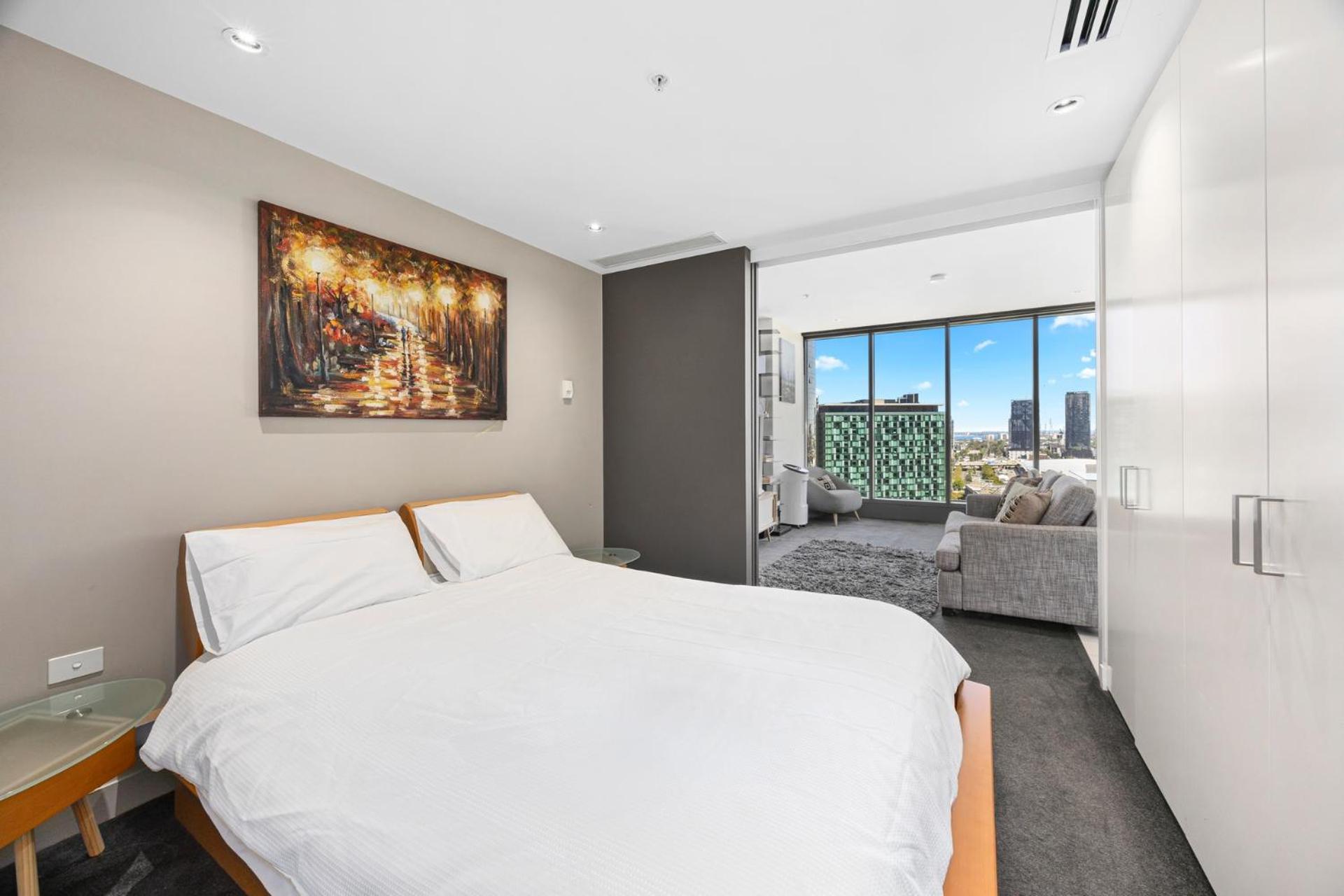 Luxury Designer In Prestigious Location In Apartment *