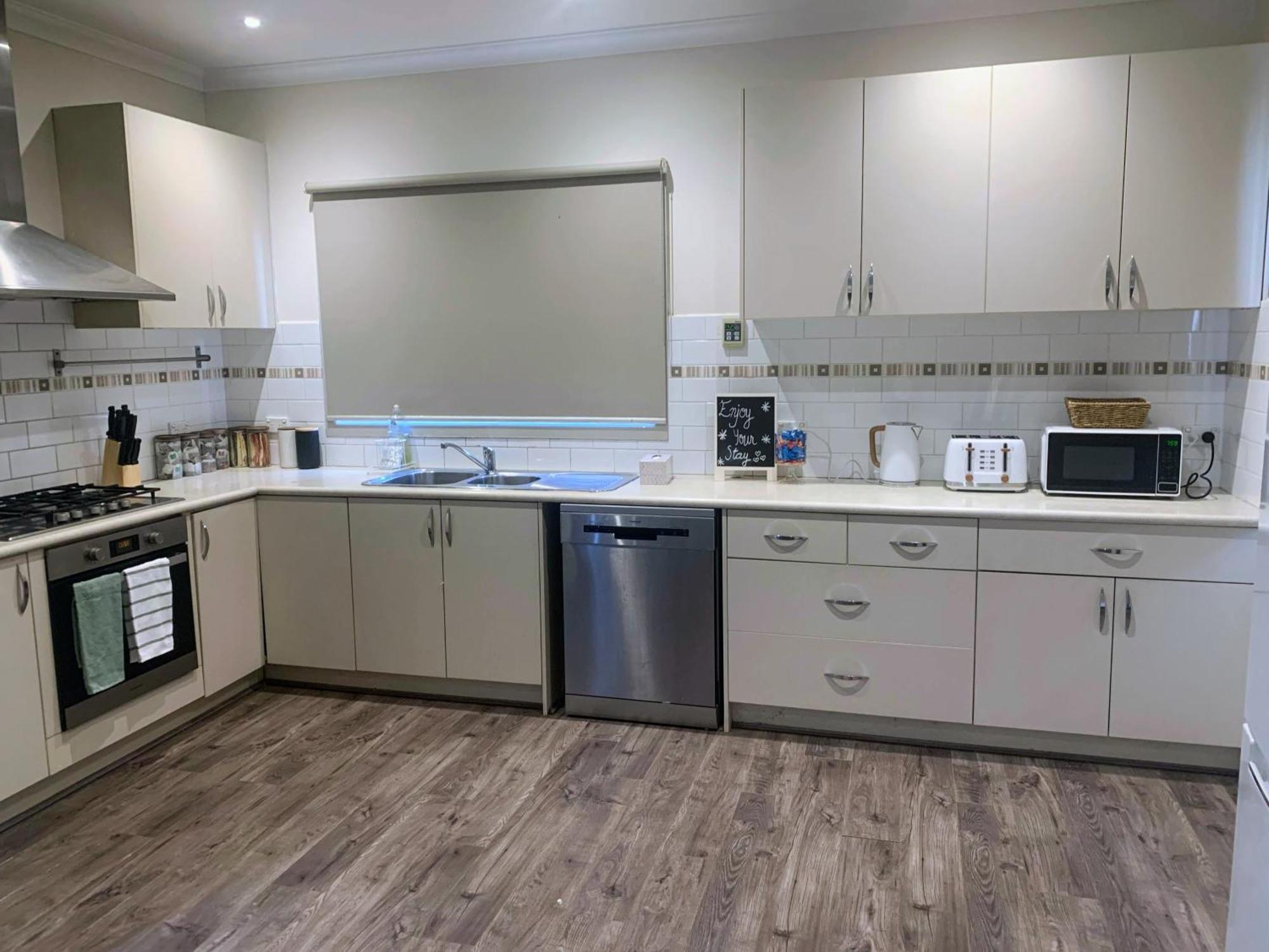 Holiday home Comfortable 4-bedroom Near Airport *