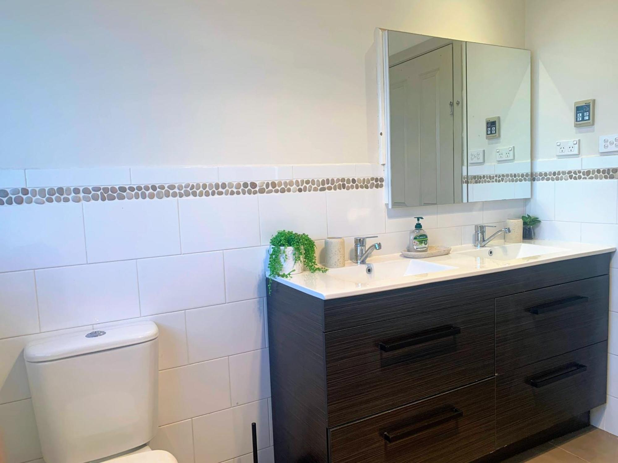 Comfortable 4-bedroom Near Airport Holiday home