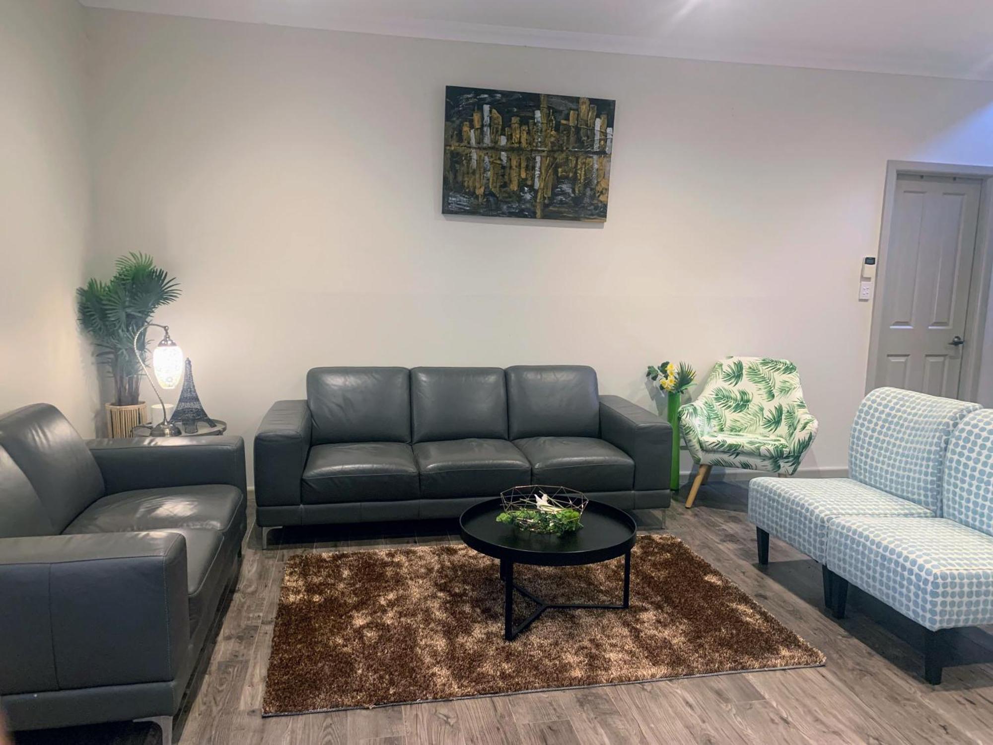 Comfortable 4-bedroom Near Airport Holiday home *