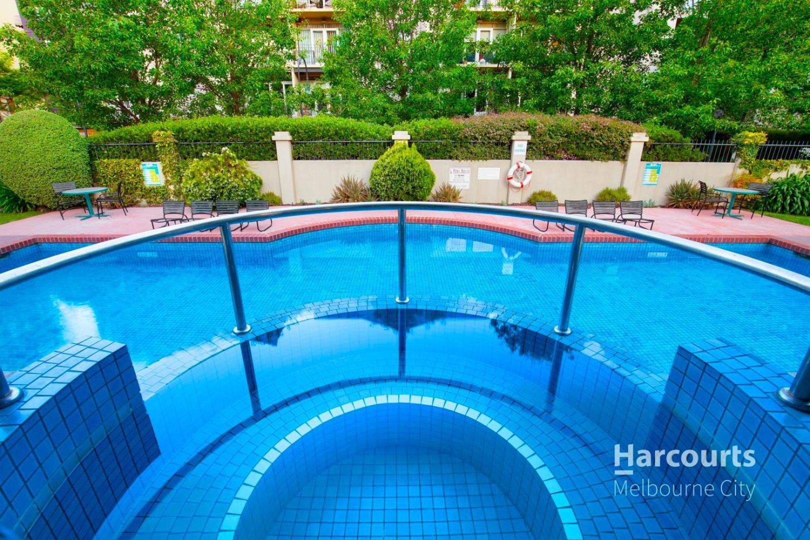 Large 3 Bedroom With Balcony And Garden *