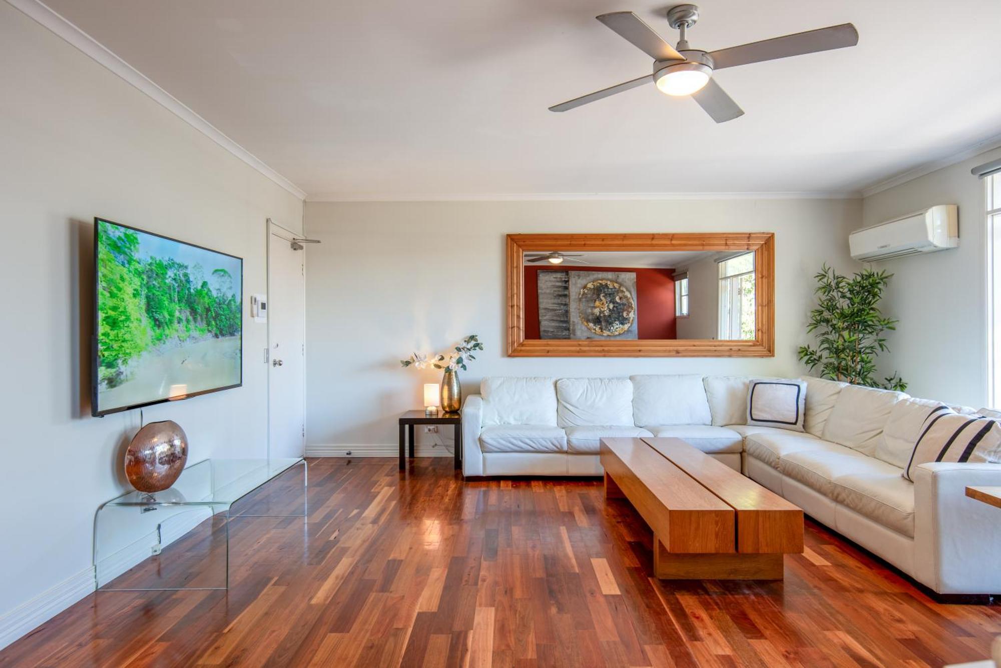 Large 3 Bedroom With Balcony And Garden *