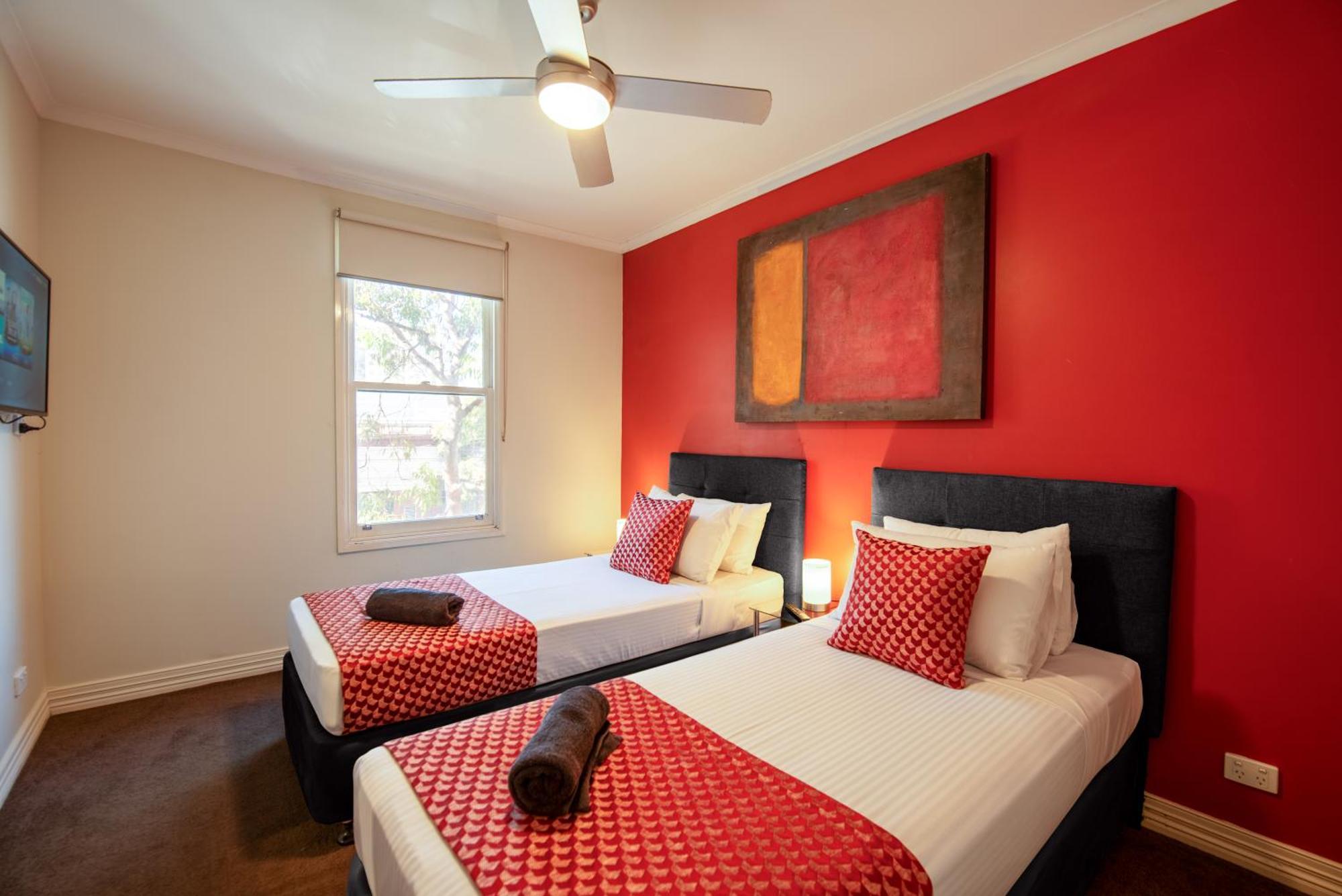 Large 3 Bedroom With Balcony And Garden * Melbourne