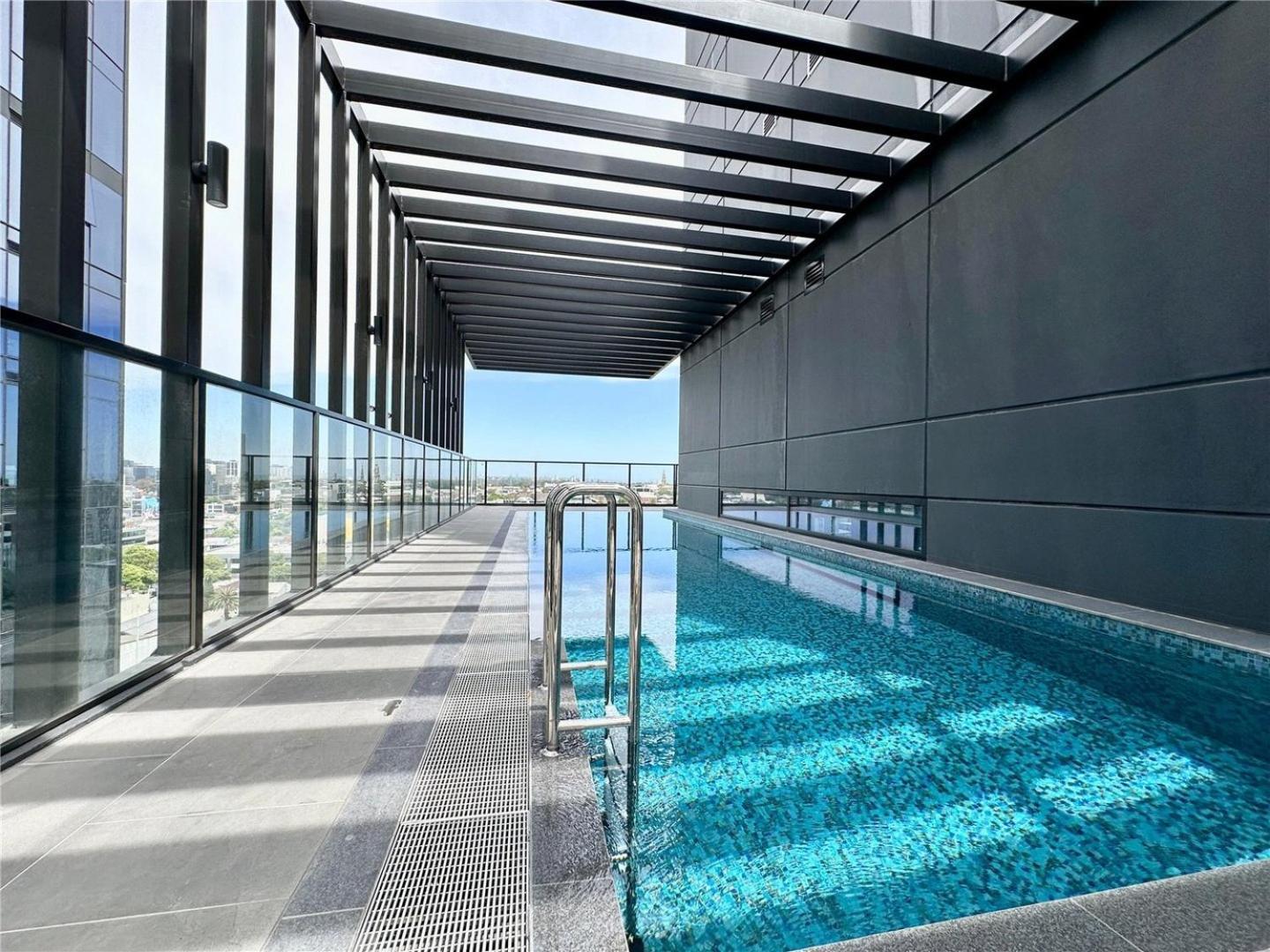 Stylish 3br With Bay Views, Huge Balcony And Pool * Melbourne