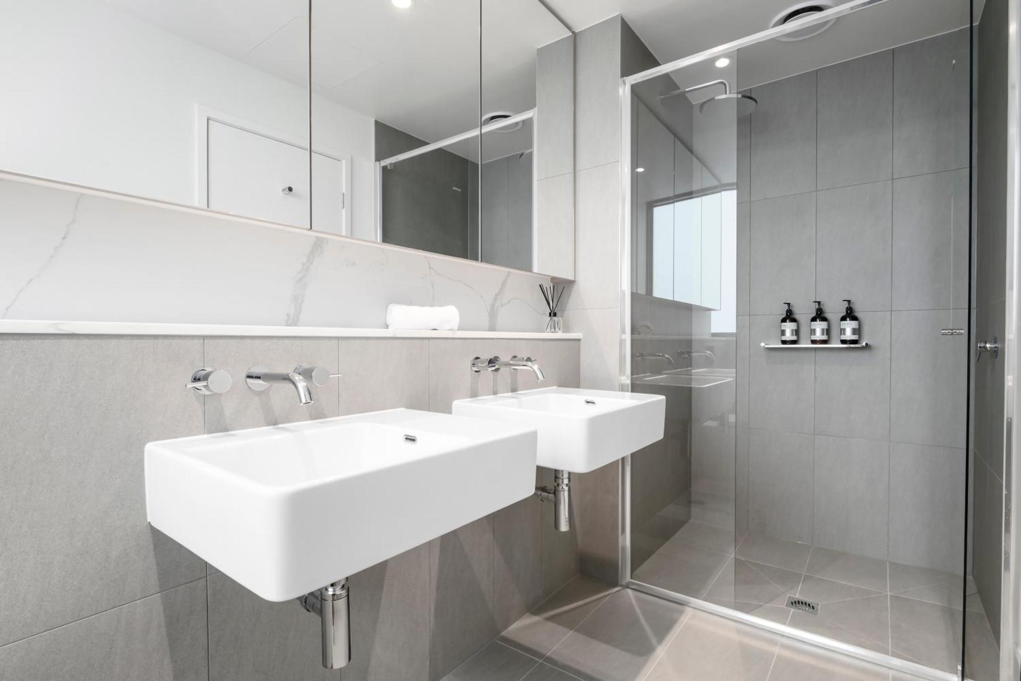 Stylish 3br With Bay Views, Huge Balcony And Pool