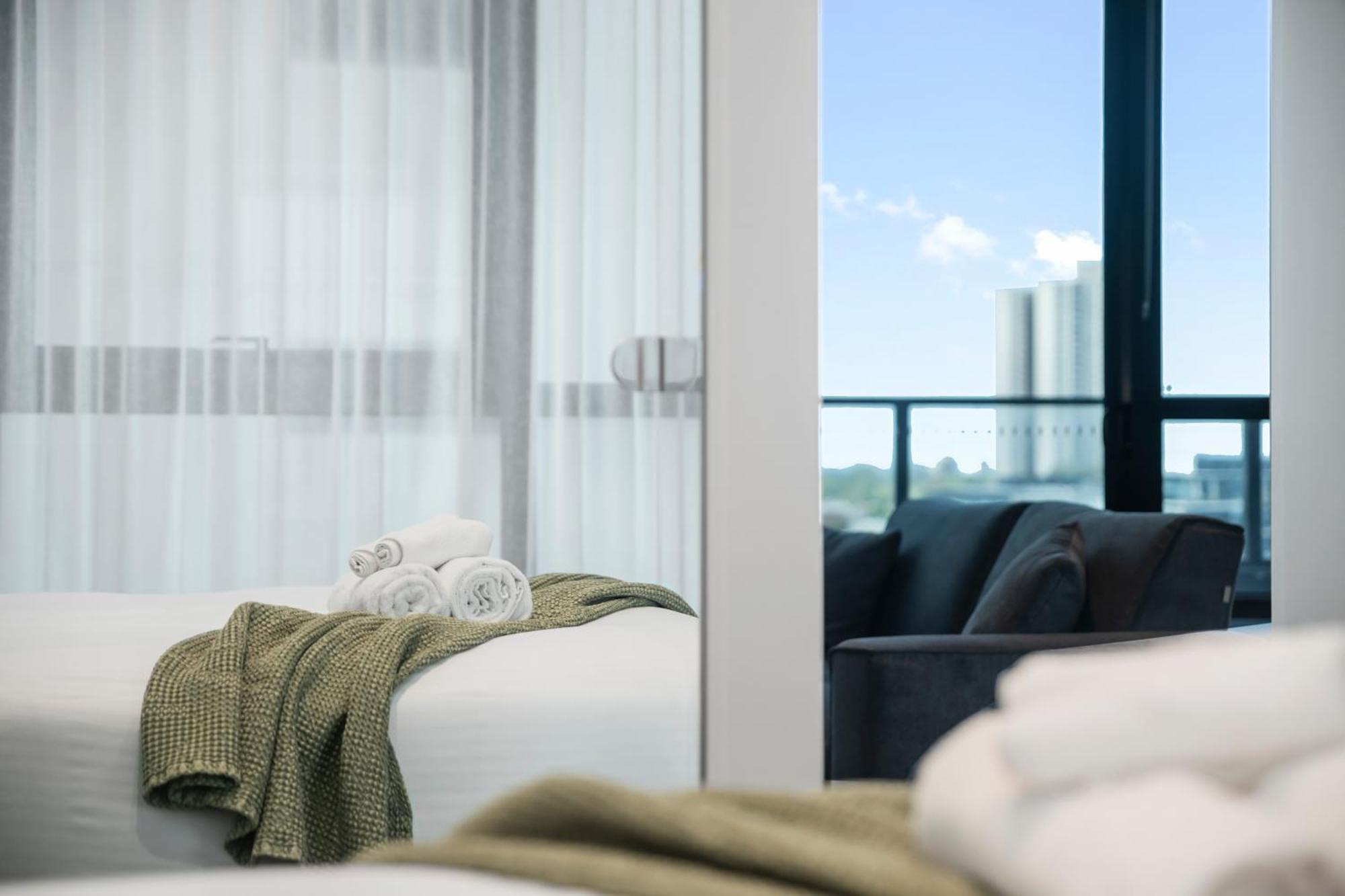 Stylish 3br With Bay Views, Huge Balcony And Pool Apartment Melbourne