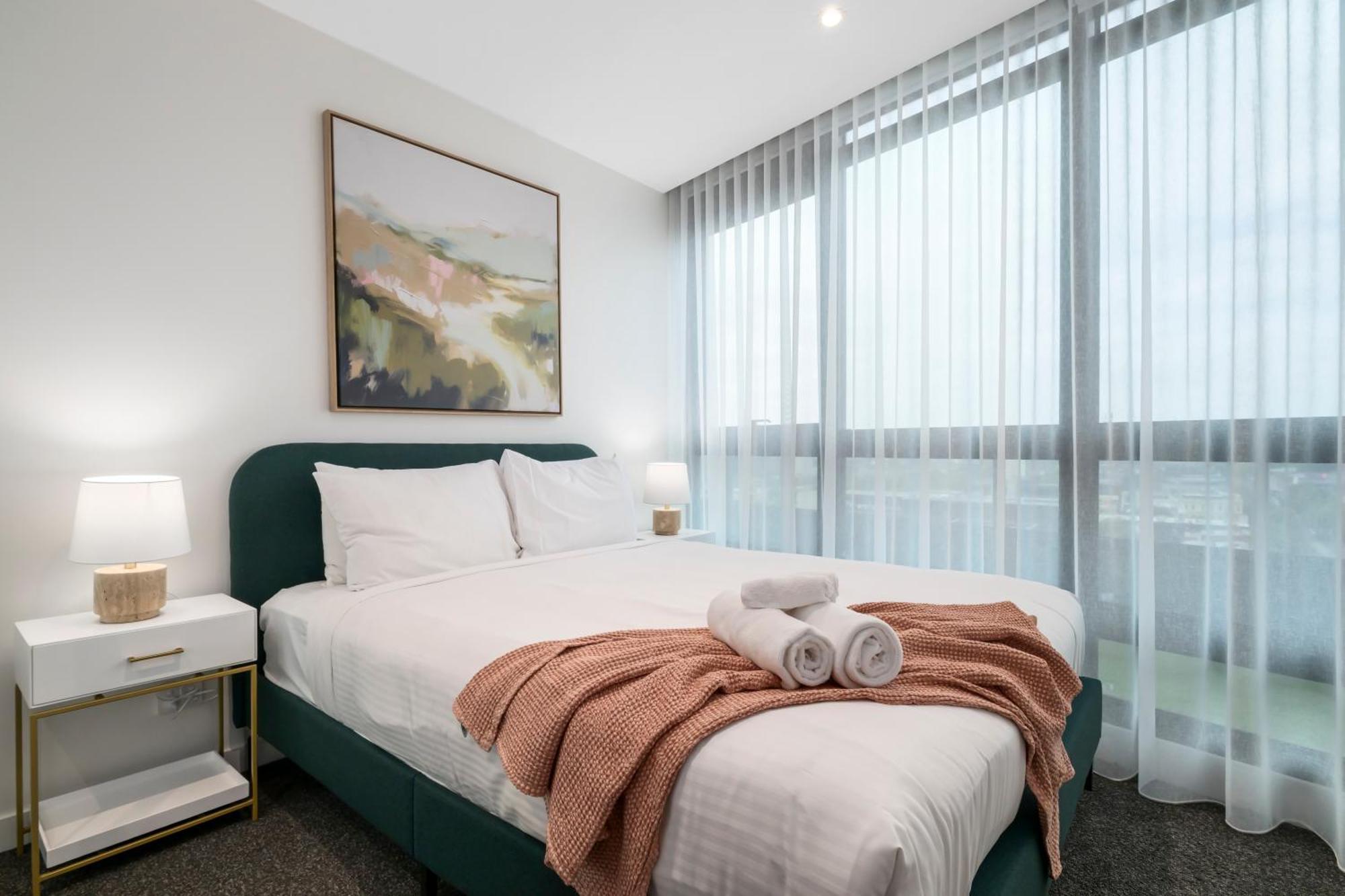 Stylish 3br With Bay Views, Huge Balcony And Pool