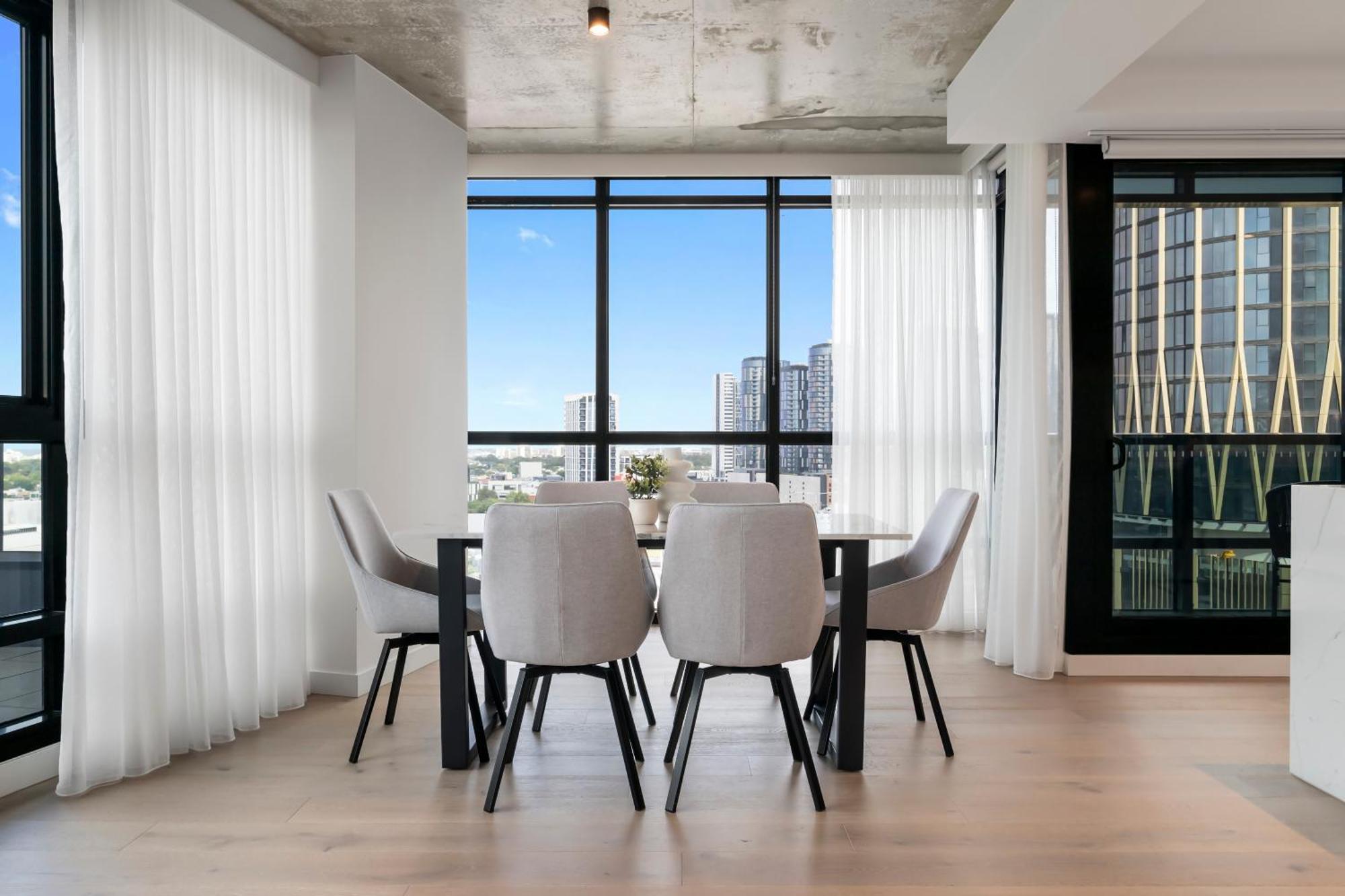 Stylish 3br With Bay Views, Huge Balcony And Pool Apartment Melbourne