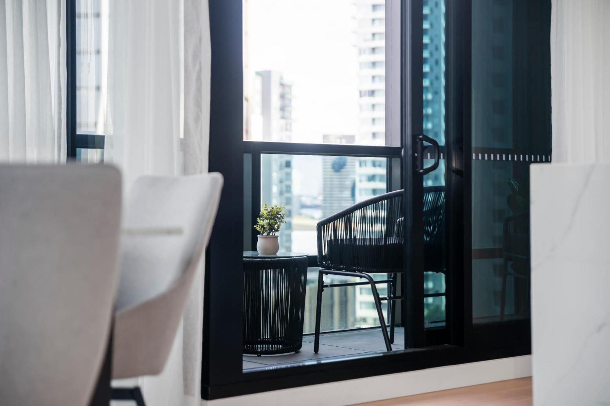 Stylish 3br With Bay Views, Huge Balcony And Pool * Melbourne