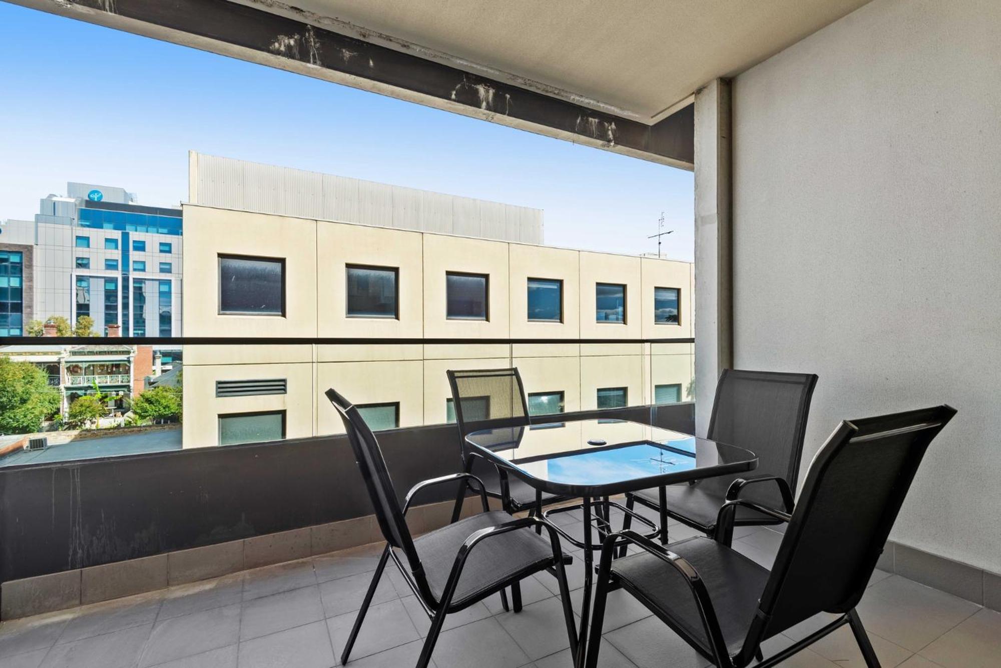 Tasteful 2-bed Unit By Bridge Rd Shops Apartment Melbourne