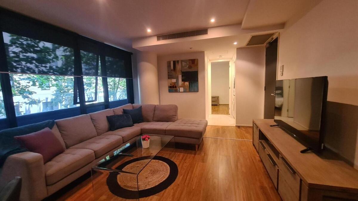 Leafy, Spacious With A Large Balcony Apartment Melbourne