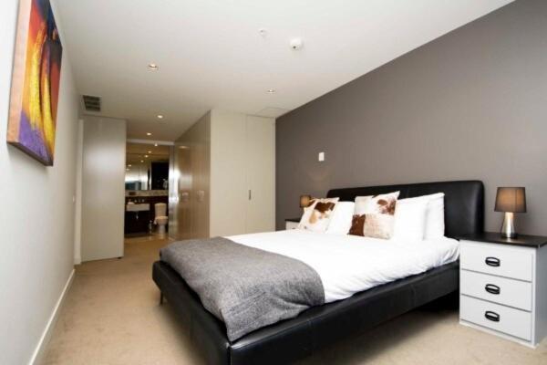 Loft-style 1-bedroom In Southbank Apartment *