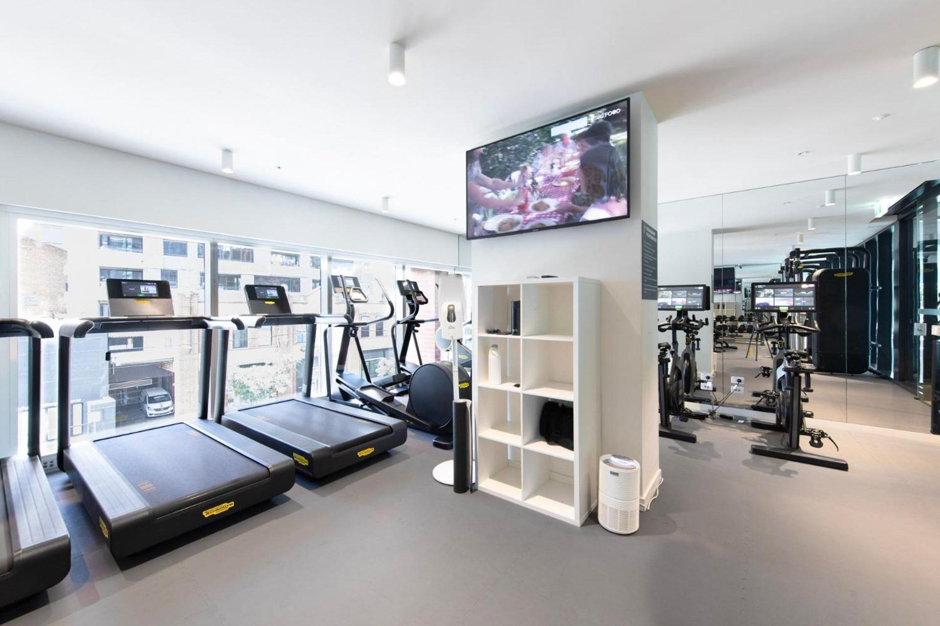 Apartment Urban Oasis With Pool And Gym In West