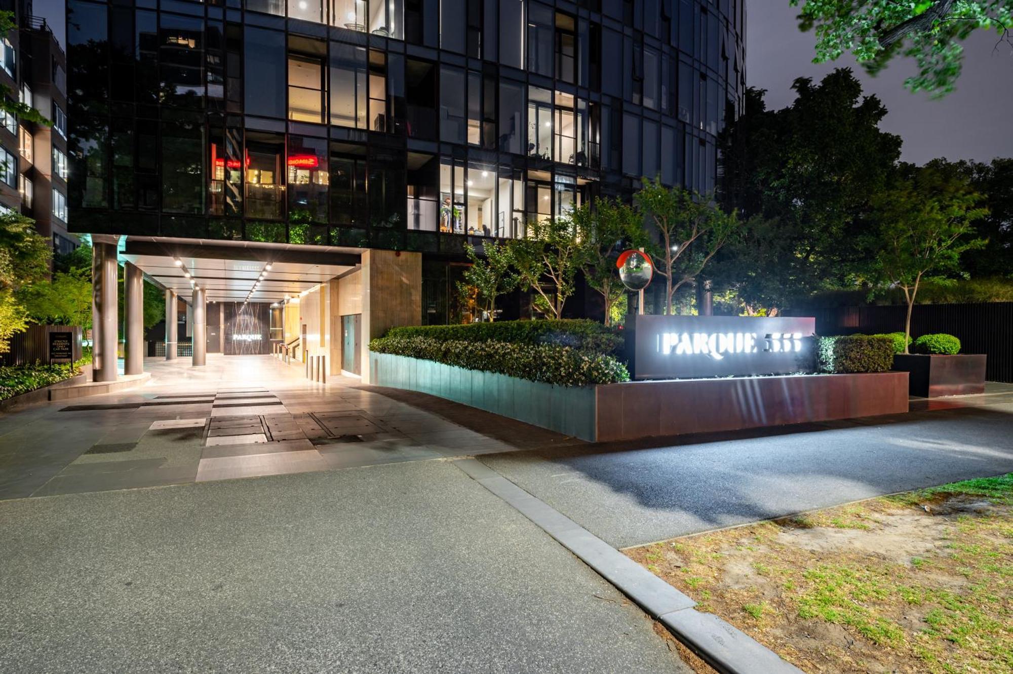 Parkside Perfection Next To Cbd With Free Parking Apartment Melbourne
