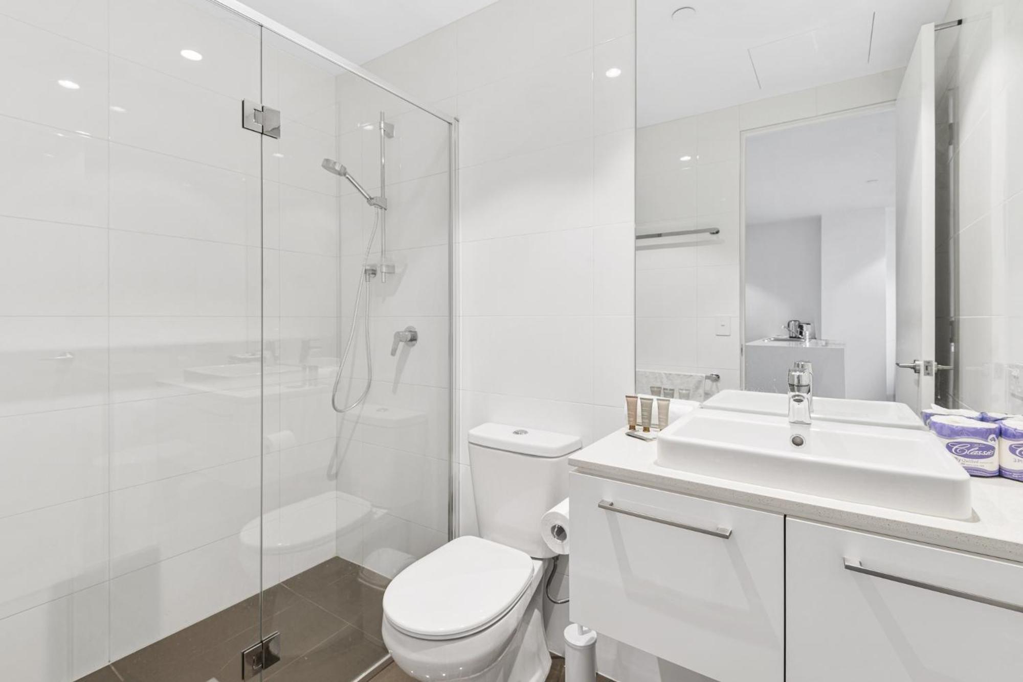 Elegant 2-bed With Balcony & Views *