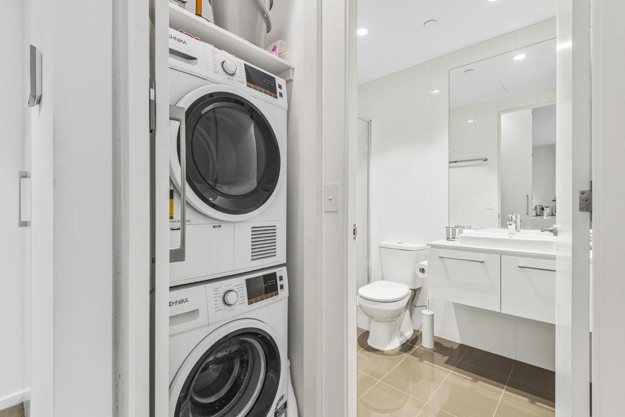 Elegant 2-bed With Balcony & Views Apartment Melbourne