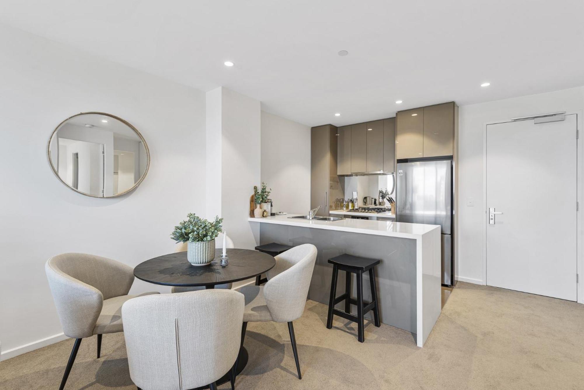 Elegant 2-bed With Balcony & Views *
