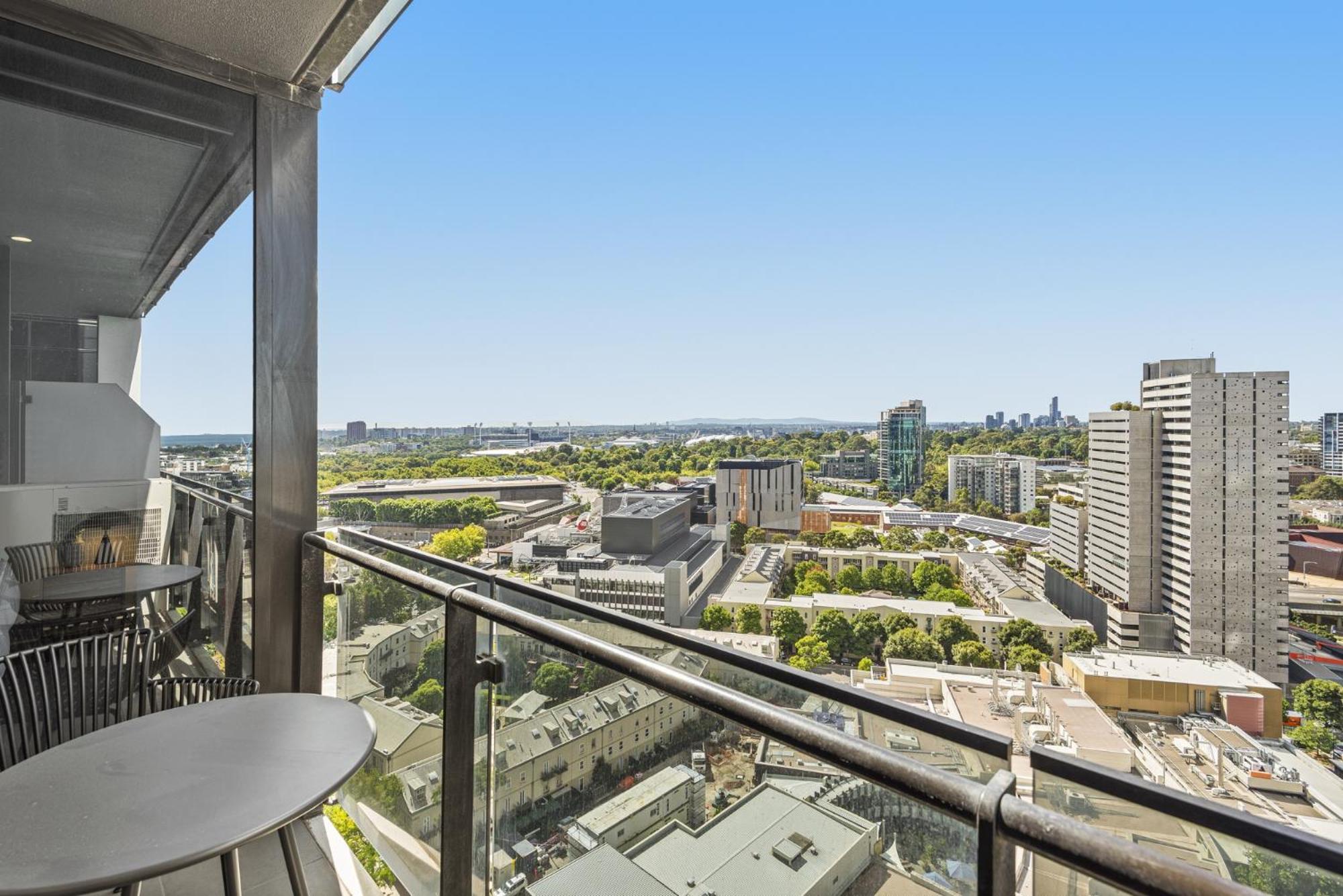 Apartment Elegant 2-bed With Balcony & Views *