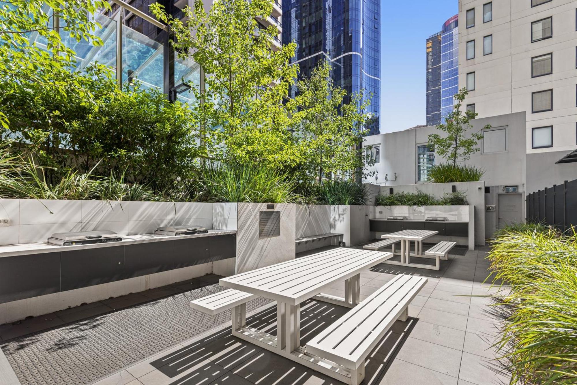 Elegant 2-bed With Balcony & Views Apartment Melbourne