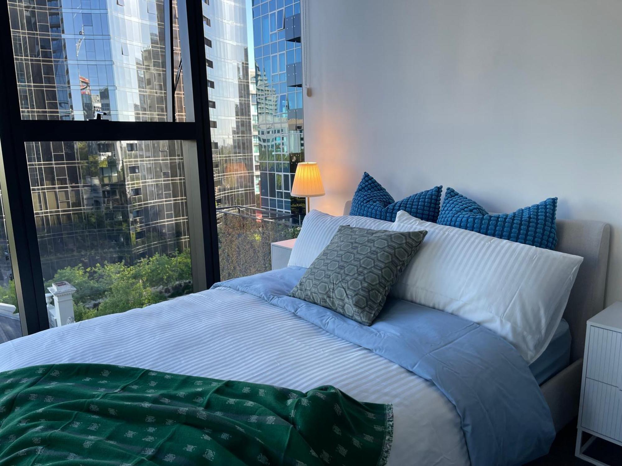 Apartment Balcony Bliss 2b1b With Pool Melbourne