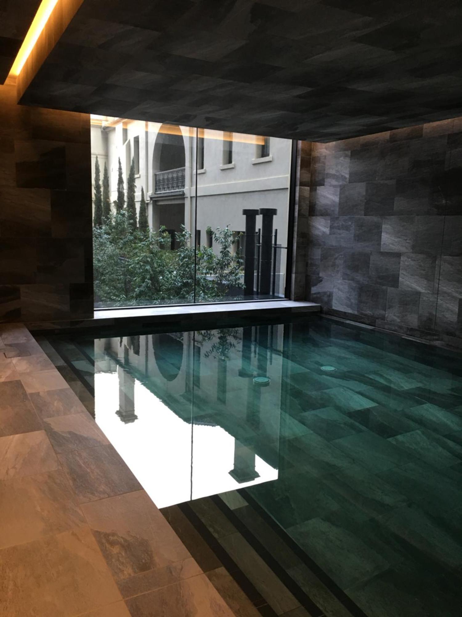 Balcony Bliss 2b1b With Pool * Melbourne