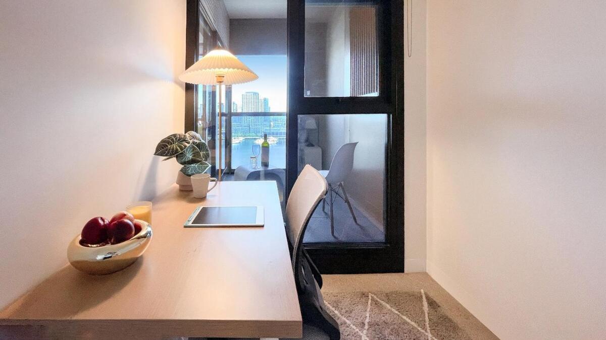 Apartment 1br Urban Retreat With Balcony In Docklands