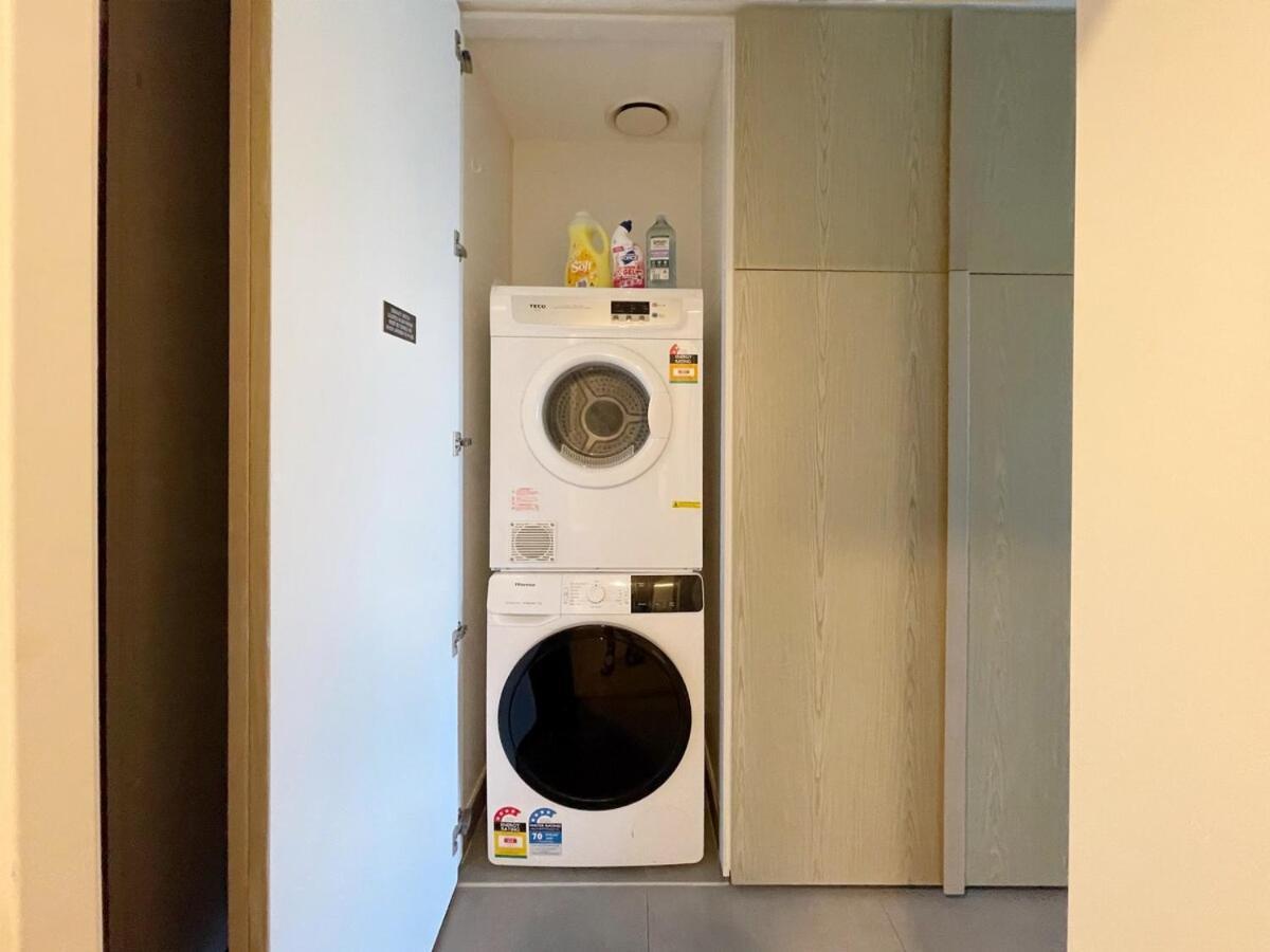 1br Urban Retreat With Balcony In Docklands Melbourne