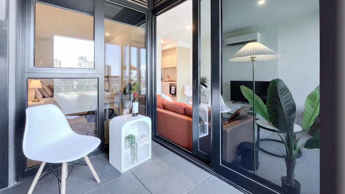 1br Urban Retreat With Balcony In Docklands Apartment Melbourne