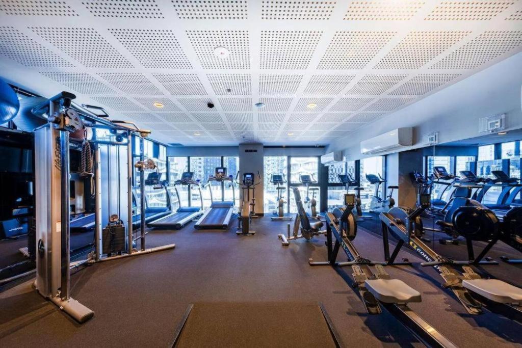 1br Urban Retreat With Balcony In Docklands Melbourne