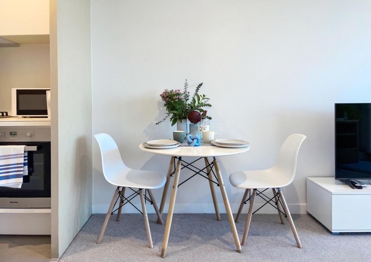 1br Urban Retreat With Balcony In Docklands