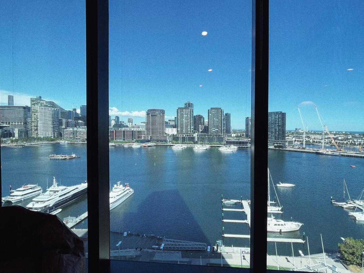 1br Urban Retreat With Balcony In Docklands Apartment