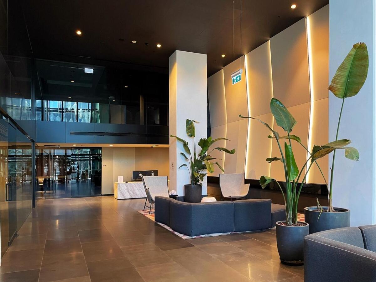 Apartment 1br Urban Retreat With Balcony In Docklands