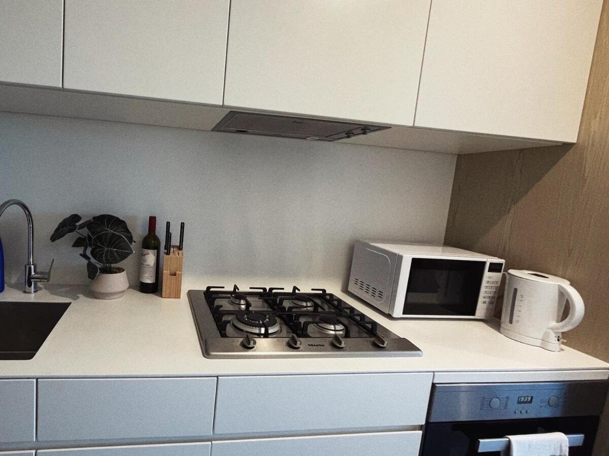 1br Urban Retreat With Balcony In Docklands Melbourne