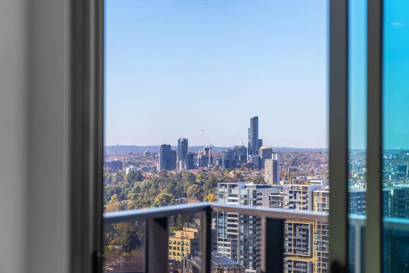 Stylish, Views, Heated Pool, Gym Apartment *