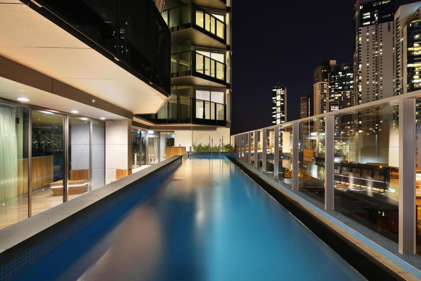Stylish, Views, Heated Pool, Gym